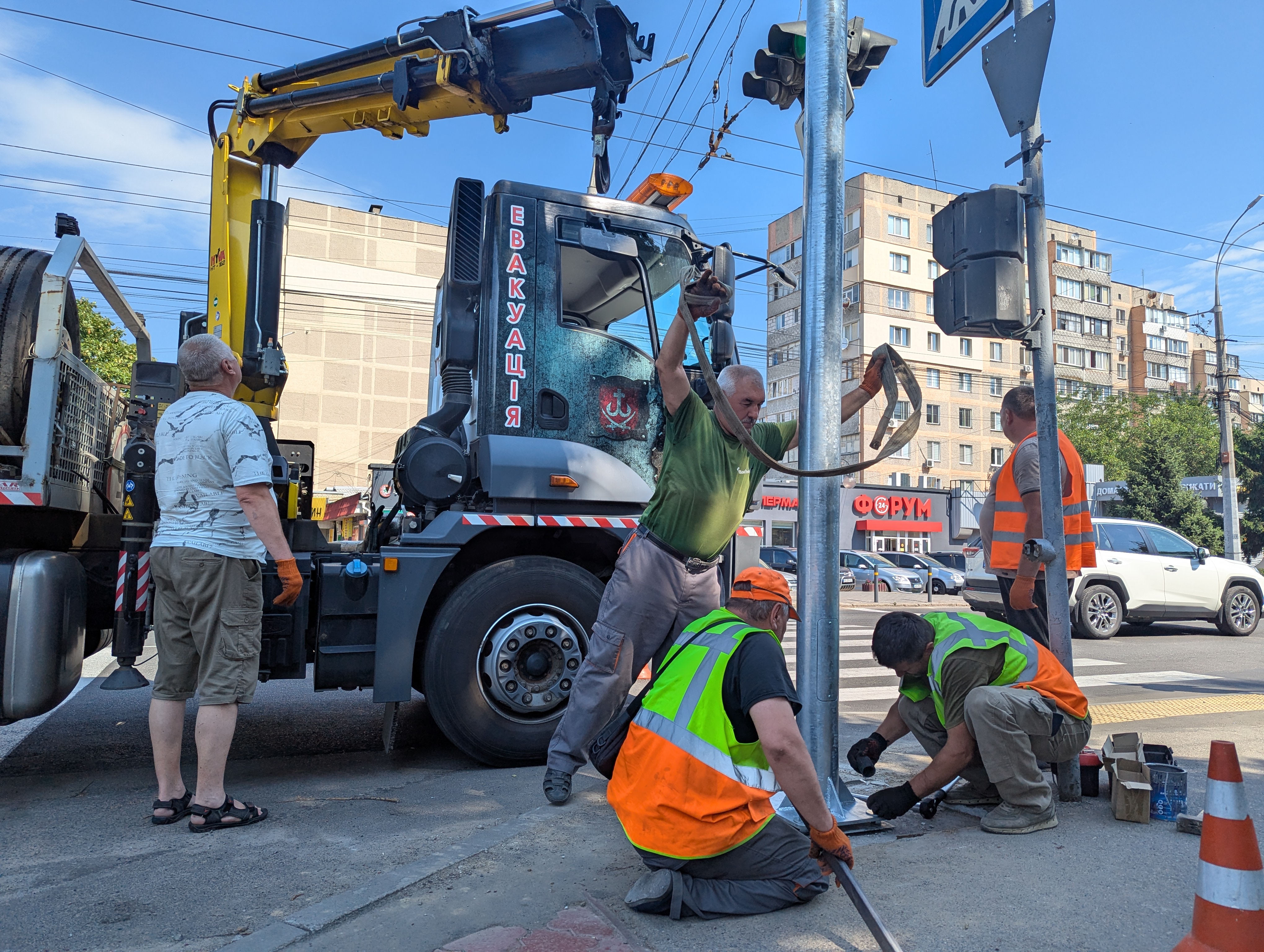 Безпека руху у Вінниці: на дорогах міста оновлюють 18 світлофорних опор на 11 ключових ділянках. Почали з вул. Князів Коріатовичів.